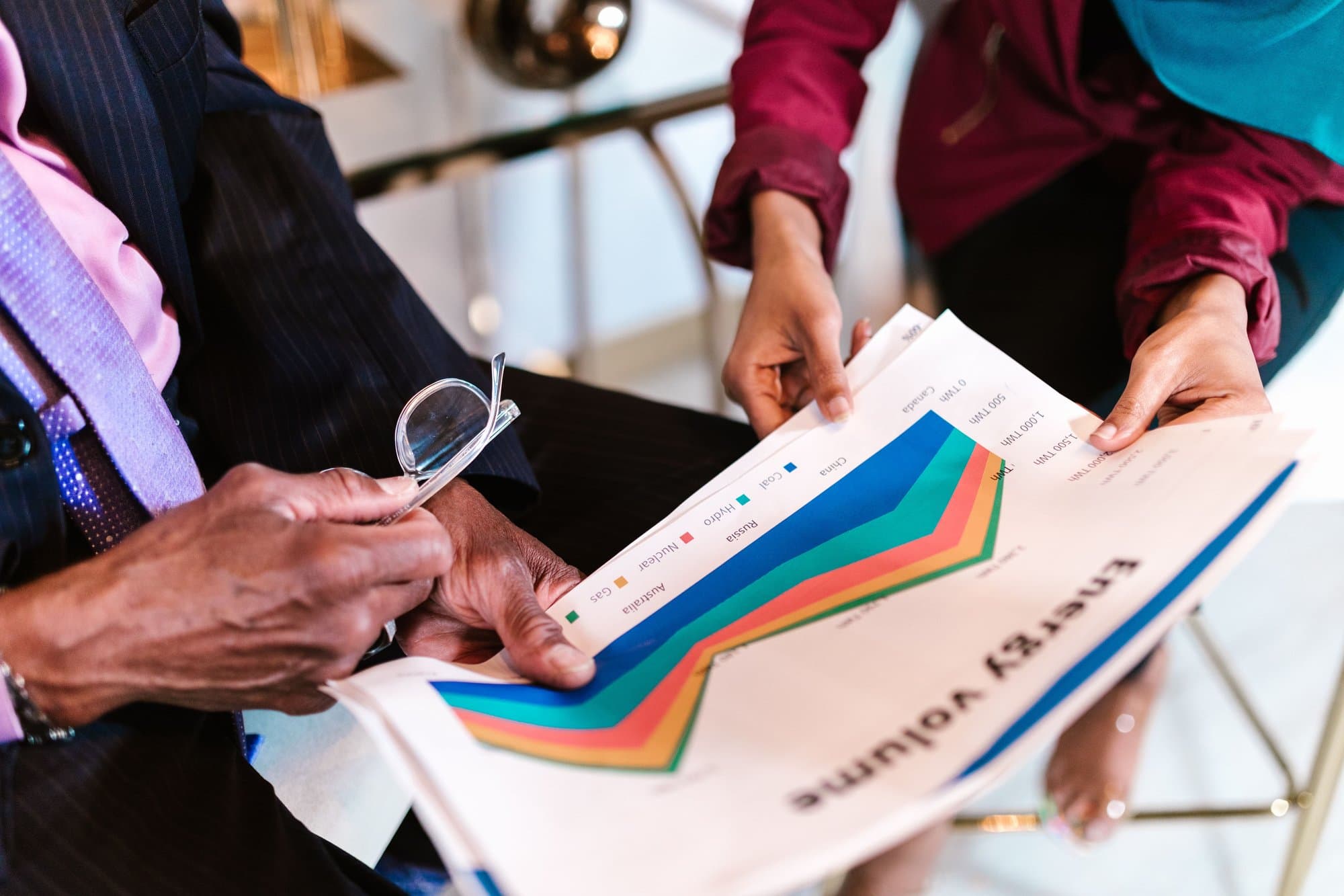 Personnes consultant des documents et graphiques énergétiques