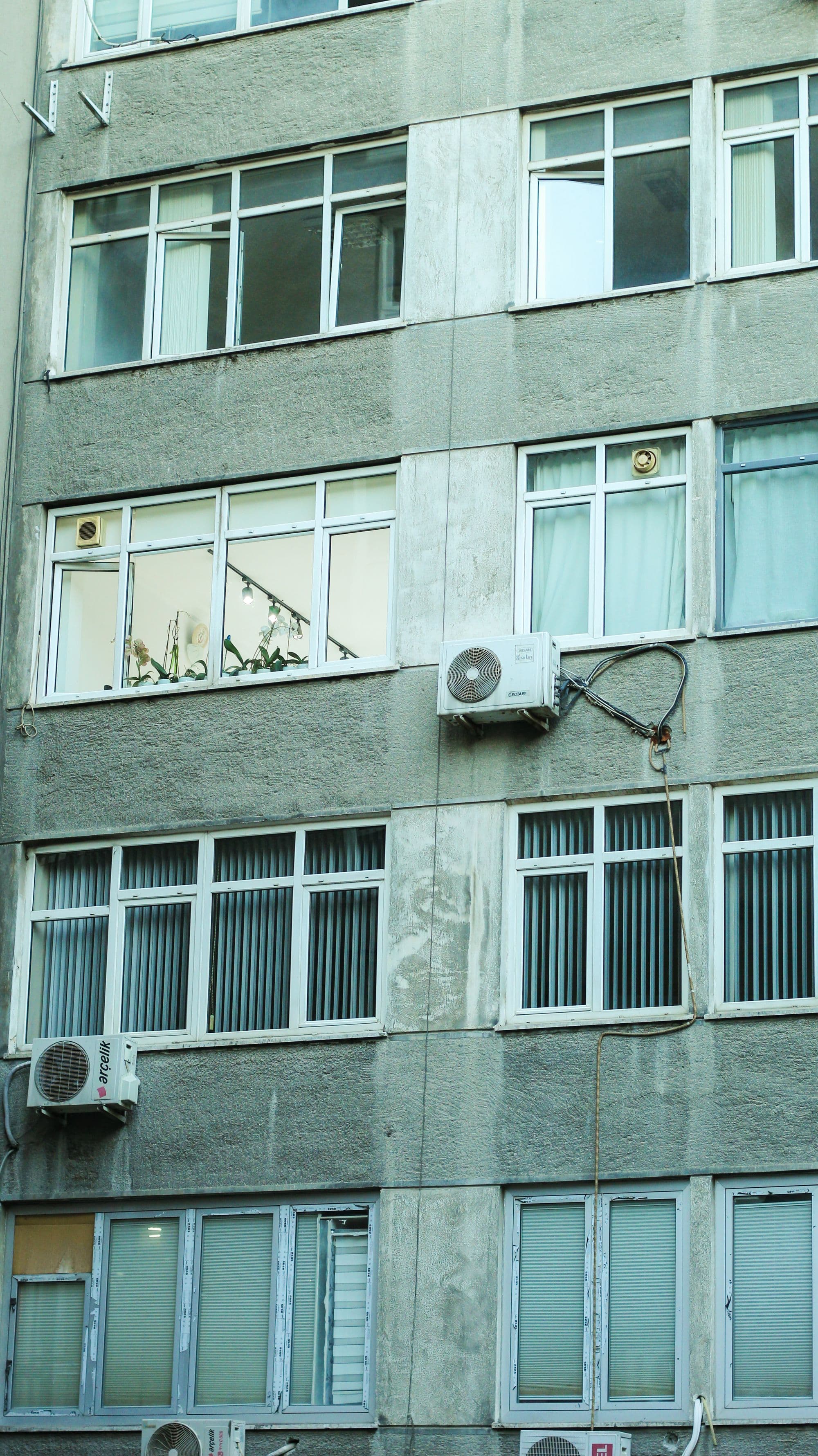 Plusieurs unités extérieures de climatisation installées en façade d'un immeuble ancien