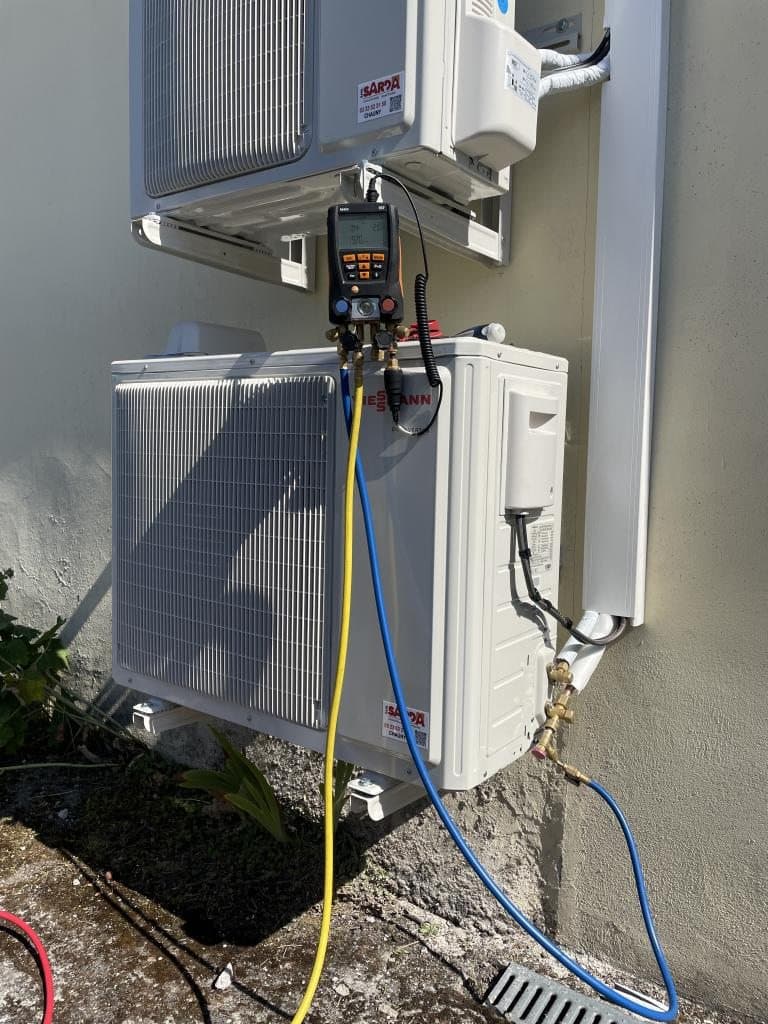 Technicien lors de la mise en service d'une pompe à chaleur air/eau
