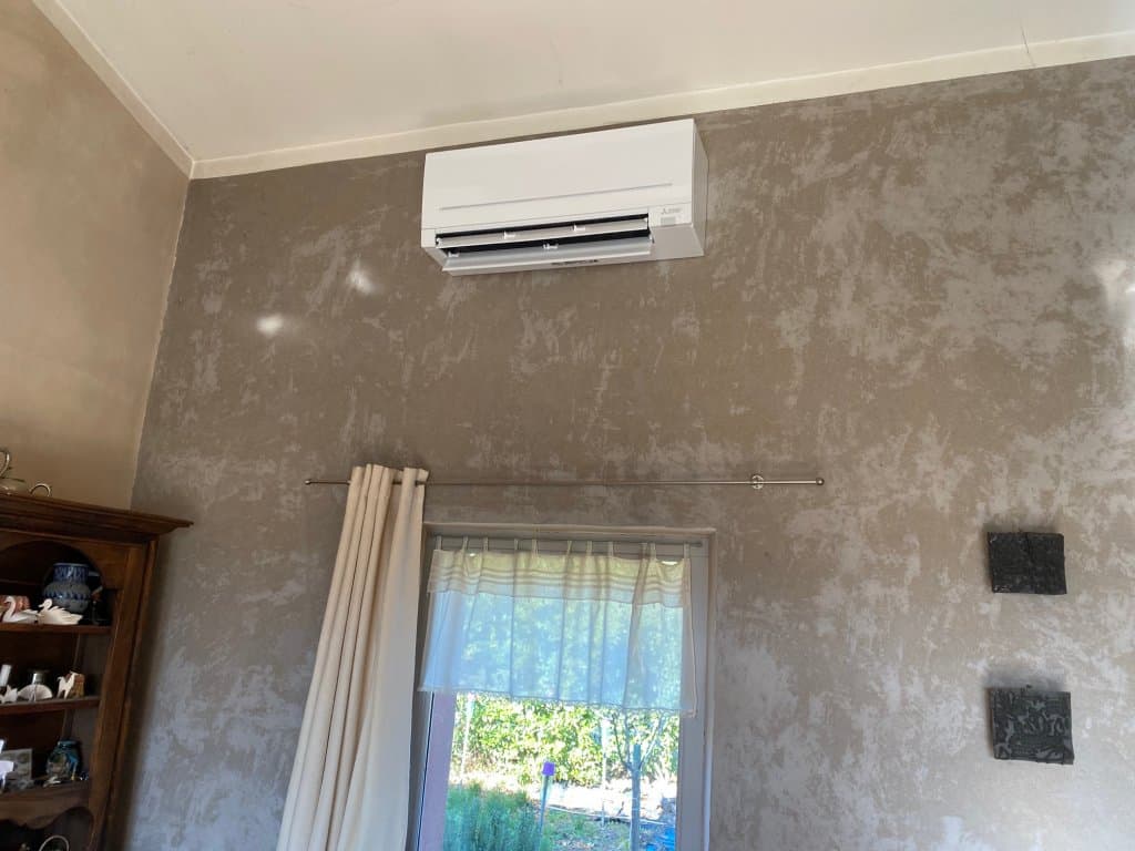 Climatisation réversible murale dans un salon moderne à Angers