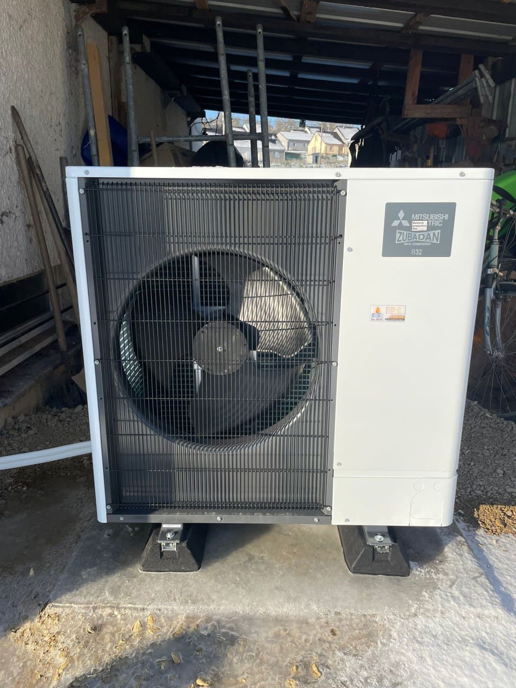 Pompe à chaleur air/eau installée à l'extérieur d'une maison à Angers