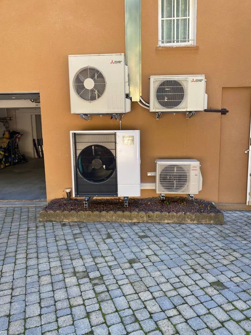 Unités extérieures de climatisation installées dans une cour