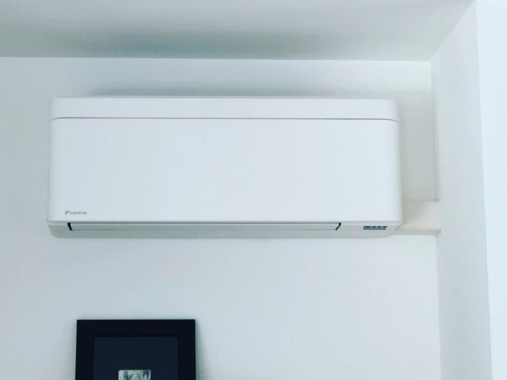 Climatisation réversible murale installée dans un bureau