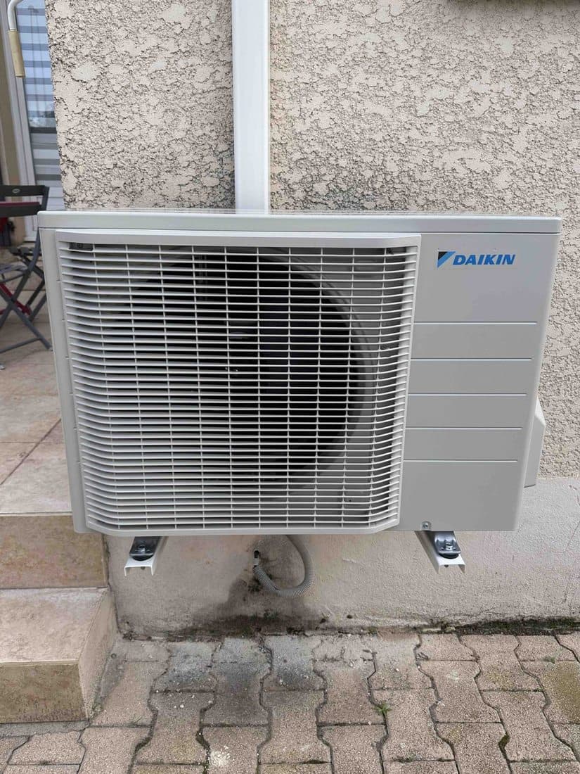 Unité extérieure de pompe à chaleur air/eau fixée en façade